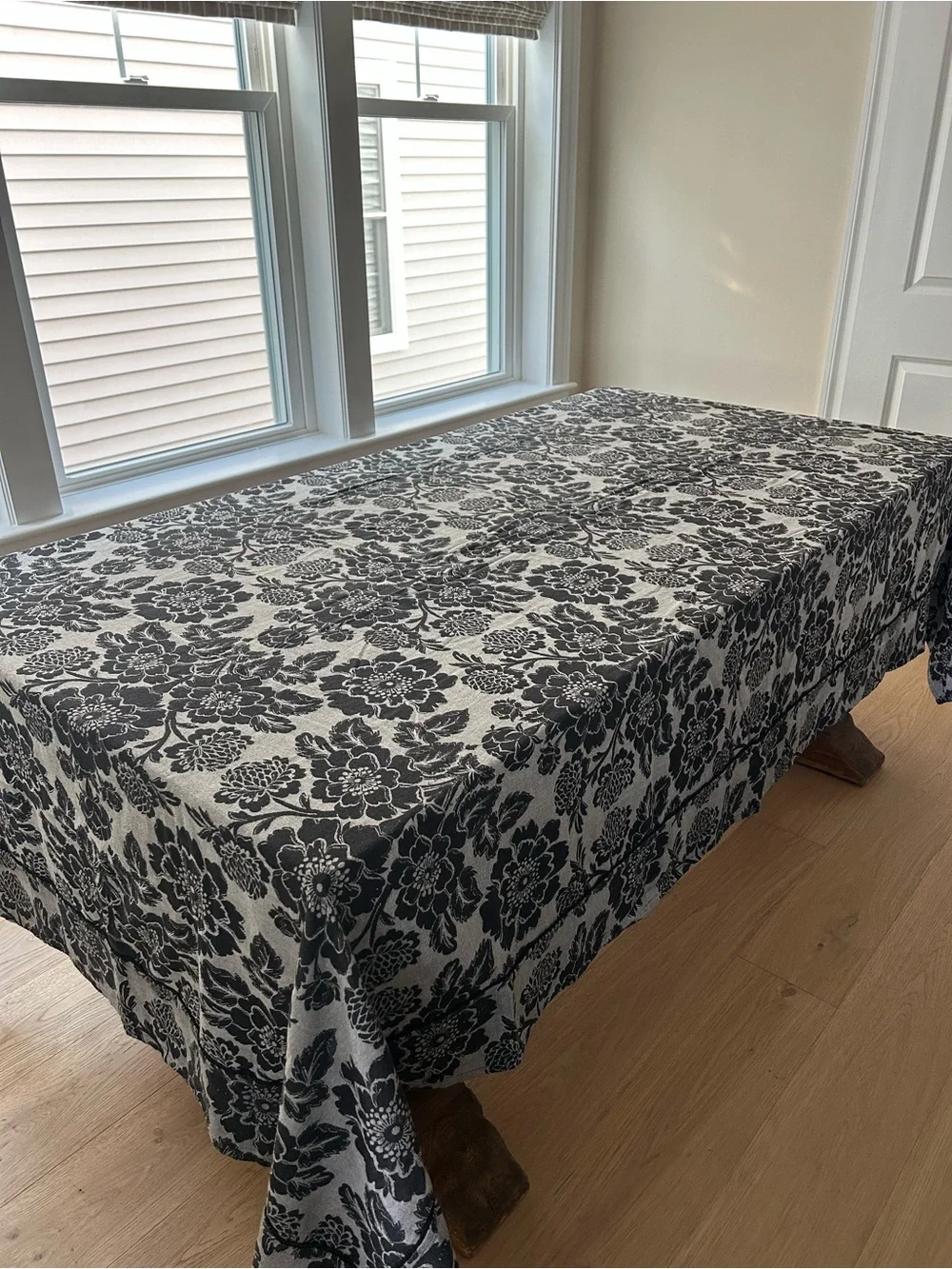 Floral Jacquard Tablecloth in Black and Gray